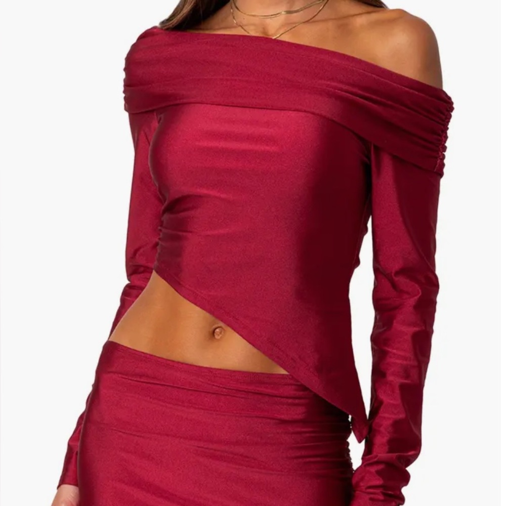 Edikted Off-Shoulder Top